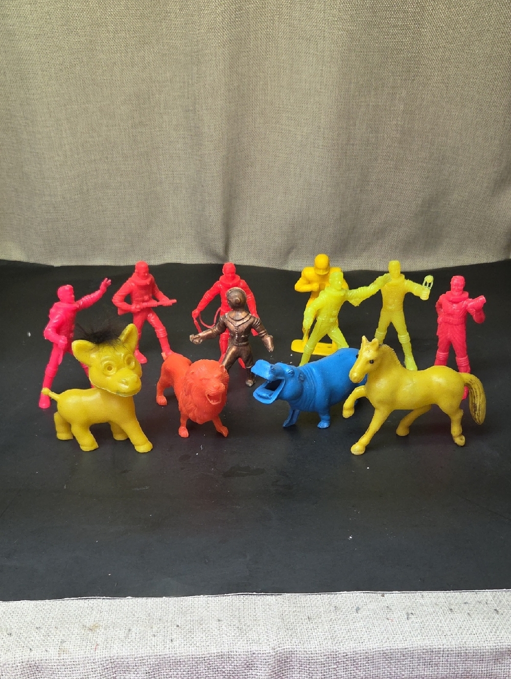 Vintage Lot‎ Of 12 Plastic Figures